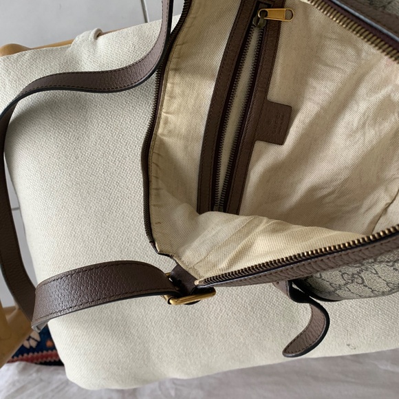 Authentic Gucci Shoulder Bag with 0riginal Receipt - Picture 8 of 9